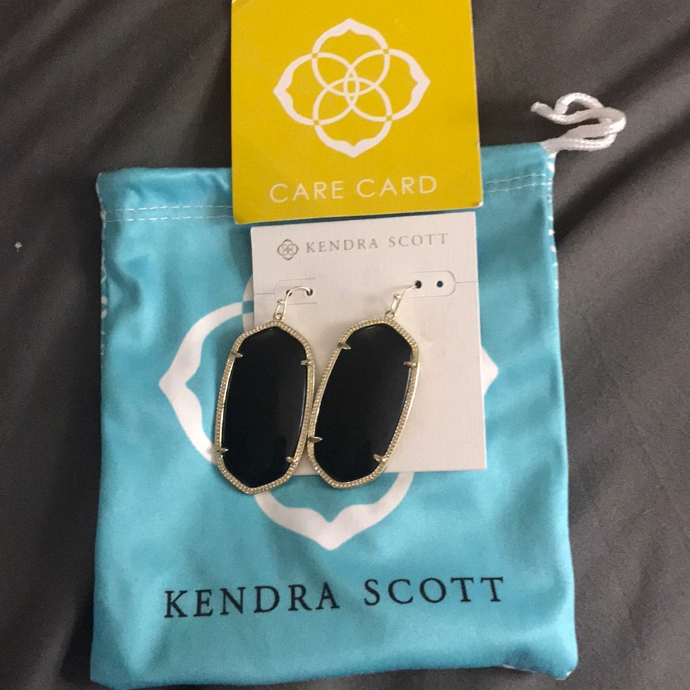 Kendra Scott Danielle (larger size) black and gold